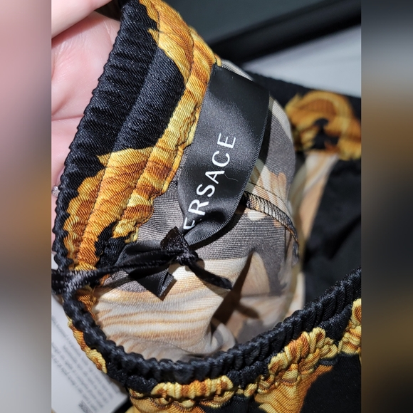 Versace Heritage Print Logo Womens Black/Gold Shorts 4 US (38) NWT With Box - Picture 15 of 16